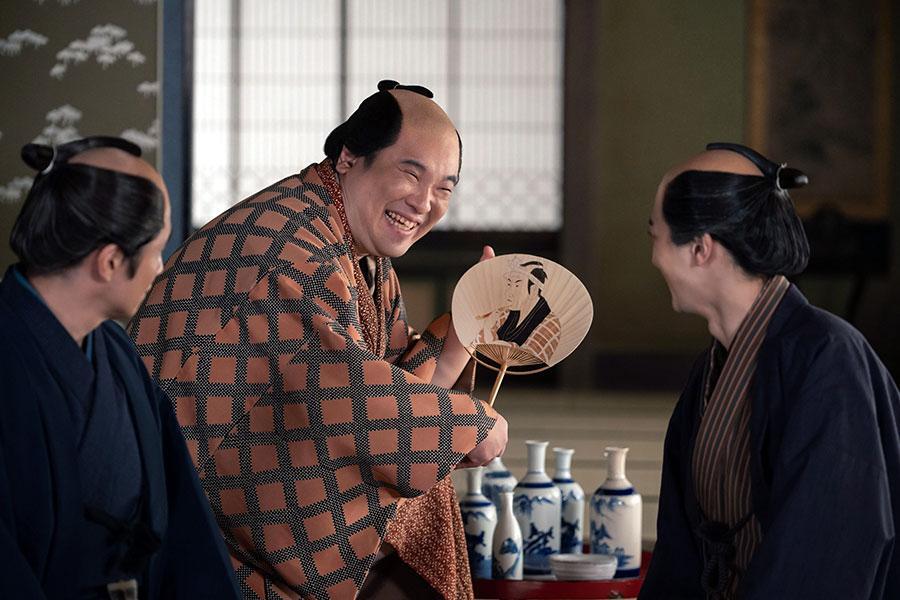 　『べらぼう～蔦重栄華乃夢噺～』第４８回（最終回）より。写楽絵を手伝った絵師の一人、栄松斎長喜（岡崎体育）©ＮＨＫ