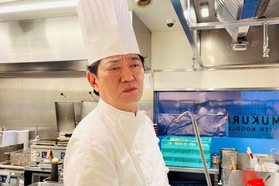 　「どうとんぼり神座」でのドラマ撮影にのぞんだ、メッセンジャー黒田有（写真提供：テレビ大阪）