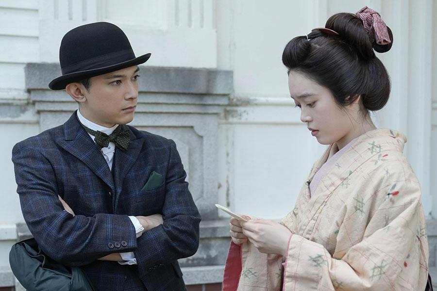 　『ばけばけ』第６１回より。英語教師・錦織（吉沢亮）にヘブンについて相談するトキ（高石あかり）©ＮＨＫ