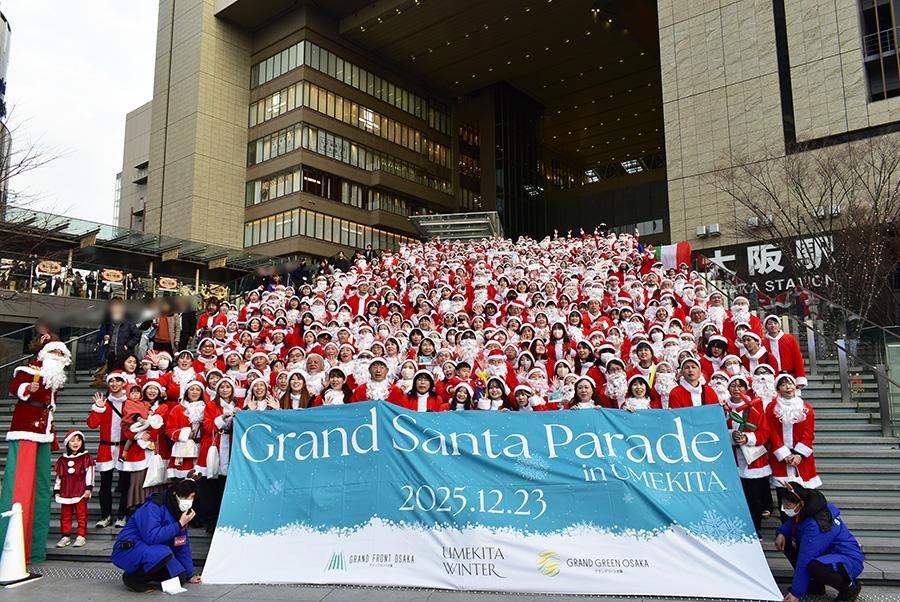 　うめきた広場の大階段に集結した約６４０人のサンタたち（Ｌｍａｇａ.ｊｐ撮影）