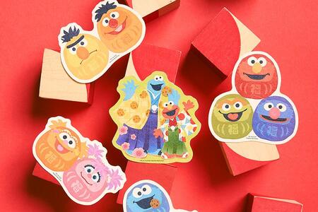 　ステッカー（左上から時計回りにイエロー・アーニー＆バート、グリーン・エルモ＆クッキーモンスターなど全５種各５５０円）