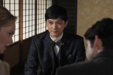 　『ばけばけ』第６３回より。イライザとヘブンのやりとりを眺める英語教師・錦織（吉沢亮）　ⒸＮＨＫ