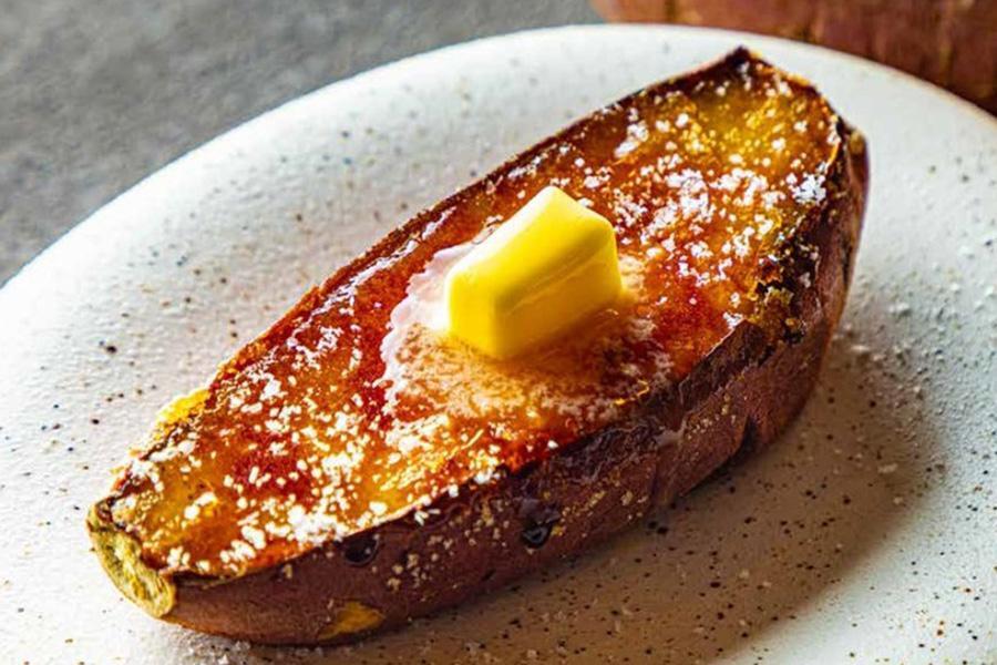 　『やきいもフェス』に登場する「浪漫焼き芋 芋の巣」の塩バターブリュレ焼き芋（１人前９０１円）