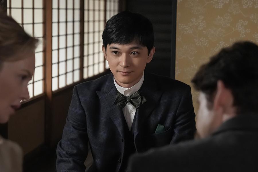 　『ばけばけ』第６３回より。イライザとヘブンのやりとりを眺める英語教師・錦織（吉沢亮）　ⒸＮＨＫ