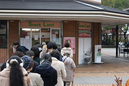 　「この行列なんなん？」と驚く人も多い…その先にあるのはｓｉｎｃｅ１９８８のクレープ店「スナックランド」