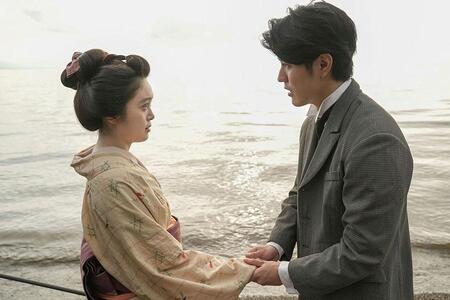 　『ばけばけ』第６４回より。宍道湖畔でトキ（高石あかり）に想いを伝える元夫・銀二郎（寛一郎）©ＮＨＫ