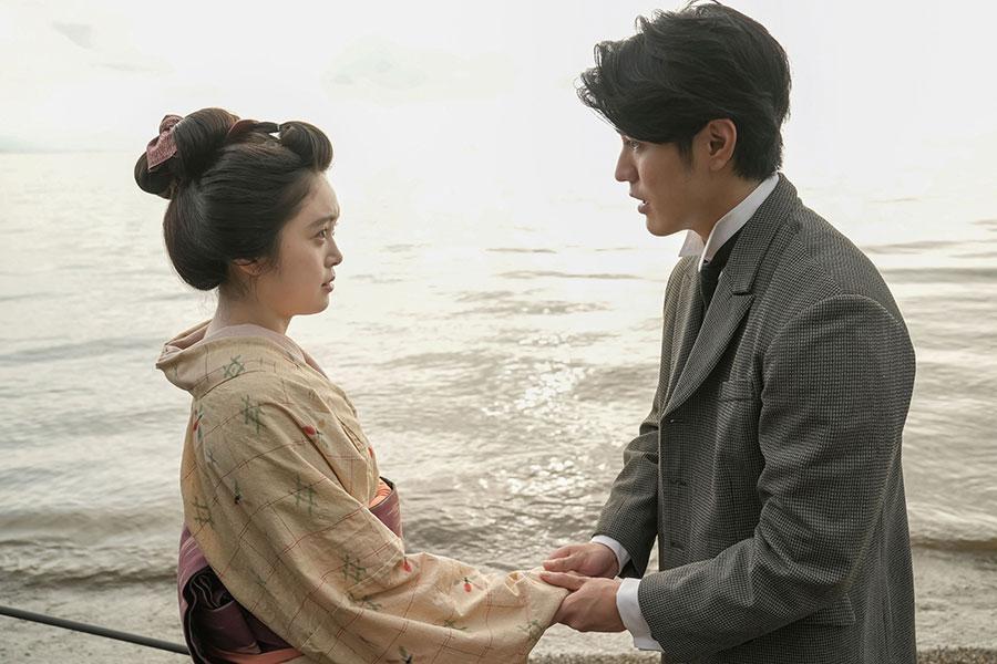 　『ばけばけ』第６４回より。宍道湖畔でトキ（高石あかり）に想いを伝える元夫・銀二郎（寛一郎）©ＮＨＫ