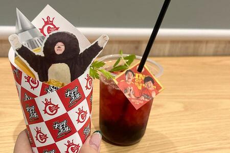 　ロングコートダディのクレープ「モグドンのモグハッピー♪」（１０００円）と、同じくロングコートダディが決勝戦で披露したネタをモチーフにしたドリンク「言語化して」（７５０円）