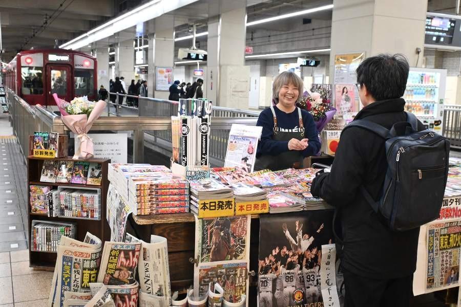 　お客さんとにこやかにお話するスタッフ、元気がもらえるとびきりの明るさ（２０２５年１２月２５日　近鉄大阪阿部野橋駅 Ｌｍａｇａ.ｊｐ編集部撮影）