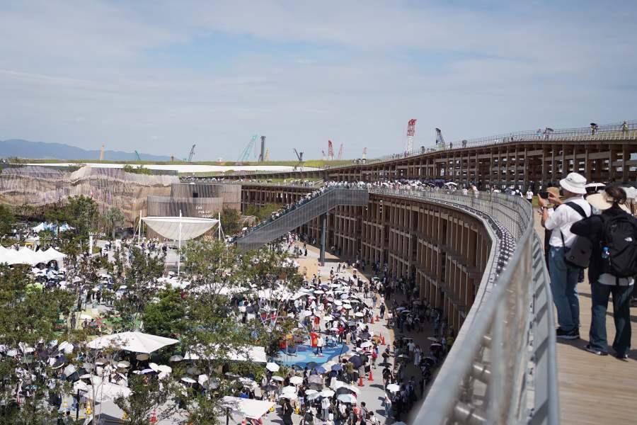 　「大屋根リング」から万博会場の景色を楽しむ来場者たち（２０２５年９月２４日 大阪・関西万博 Ｌｍａｇａ.ｊｐ編集部撮影）
