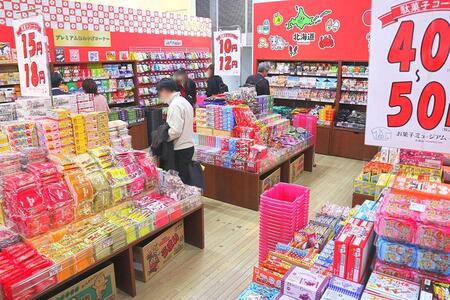 　日本中のご当地お菓子や駄菓子がずらりと並ぶ「お菓子ミュージアム天保山」の「ＵＫＩ－ＵＫＩゾーン」（１２月２０日撮影）