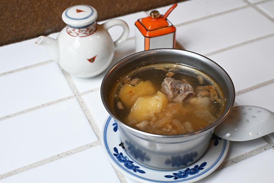 　蒸湯・京地鶏、豚スペアリブ、発酵パイナップル（８００円）