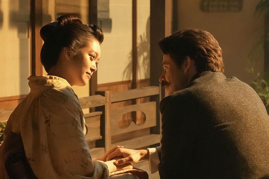 　『ばけばけ』第６６回より。手を取り合うトキ（高石あかり）とヘブン（トミー･バストウ）　©ＮＨＫ