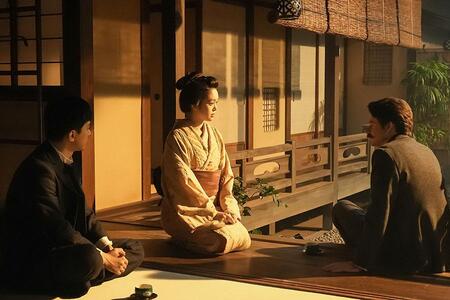 　『ばけばけ』第６６回より。縁側に座り、トキと話すヘブン。写真左から、英語教師・錦織（吉沢亮）、トキ（高石あかり）、ヘブン（トミー･バストウ）©ＮＨＫ