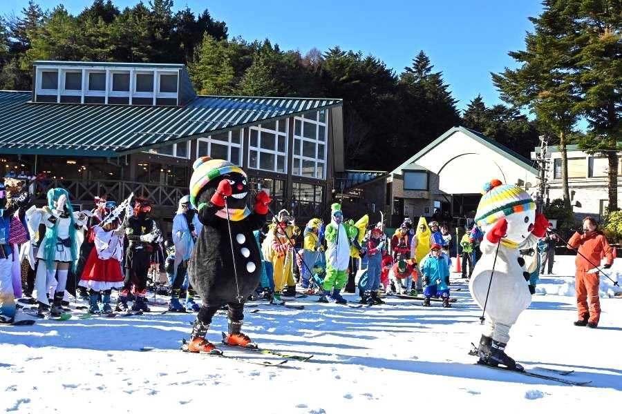 　スキースノーボードをする人もしない人も楽しめるのが「六甲山スノーパーク」（１２月６日「六甲山スノーパーク」）