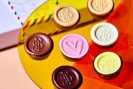 　「ベルトラン・バレー」のアソルティマン クール・ア・ルーヴラージュ（５４００円）は「サロン・デュ・ショコラ」限定。オンラインストアの事前注文で完売した場合、店頭販売なし。店頭では１月２３日より販売