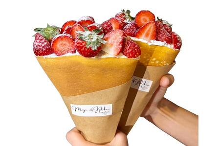 　「魔法のキッチン」のたっぷりいちごのパリパリクレープ（１人前１２９６円）は「阪神梅田本店」限定