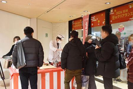 　阪神梅田店の恒例イベント『七草がゆ振る舞い』（１月７日 Ｌｍａｇａ.ｊｐ撮影）