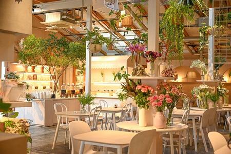 　２０２５年１２月に大幅リニューアルした「ｂｌｏｏｍ＆ｂｒｅｗ（旧ＳＰＯＯＮＢＩＬＬ）」。店内装飾の花やグリーンを増やし、庭園のような空間へと進化した