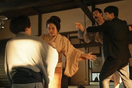 　『ばけばけ』第６８回より。三之丞を目撃して、激怒するヘブン。写真左から、三之丞（板垣李光人）、トキ（高石あかり）、ヘブン（トミー･バストウ）、英語教師・錦織（吉沢亮）©ＮＨＫ