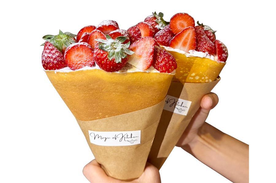 　「魔法のキッチン」のたっぷりいちごのパリパリクレープ（１人前１２９６円）は「阪神梅田本店」限定