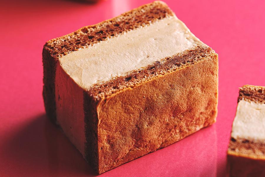 　ふんわり生クリームシフォンサンド〈ショコラ〉（１個３５１円）