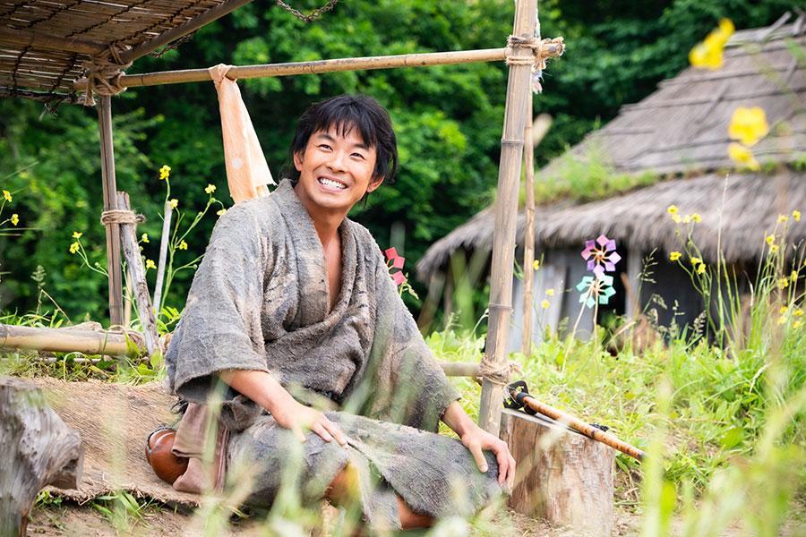 　『豊臣兄弟！』第１回より。田畑を耕す様子を眺めながら微笑む主人公・小一郎（仲野太賀）©ＮＨＫ