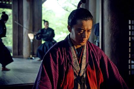 　『豊臣兄弟！』第１回より。京都の寺で命を狙われた織田信長（小栗旬）©ＮＨＫ