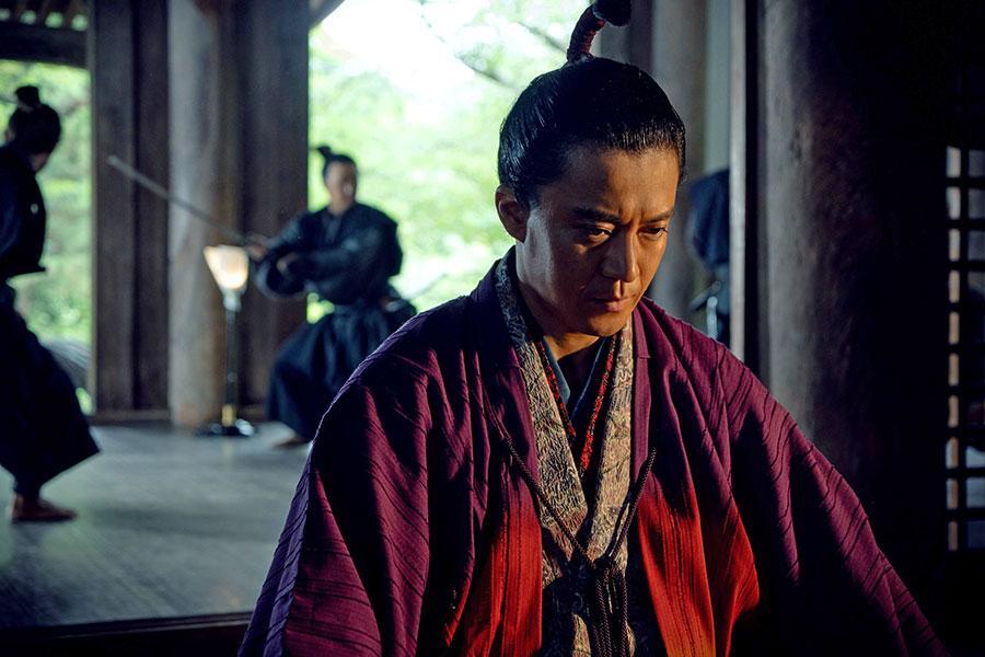 　『豊臣兄弟！』第１回より。京都の寺で命を狙われた織田信長（小栗旬）©ＮＨＫ