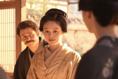 　『ばけばけ』第６９回より。タエをヘブンに紹介するトキ（高石あかり）　©ＮＨＫ