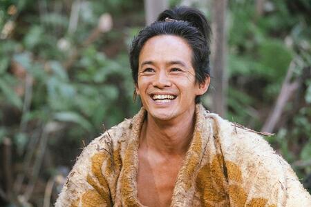 　『豊臣兄弟！』第１回より。住職・了雲和尚と笑顔で話す藤吉郎（のちの豊臣秀吉／池松壮亮）　©ＮＨＫ