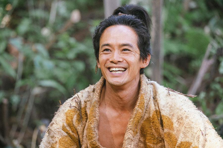 　『豊臣兄弟！』第１回より。住職・了雲和尚と笑顔で話す藤吉郎（のちの豊臣秀吉／池松壮亮）　©ＮＨＫ