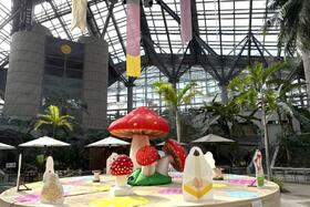 　『きのこマーケット』開催にあわせ、「咲くやこの花館」に設置されるきのこバルーン。この場所でステージイベントを実施