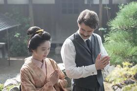 　『ばけばけ』第７１回より。２人で手を合わせるトキ（高石あかり）とヘブン（トミー･バストウ）©ＮＨＫ