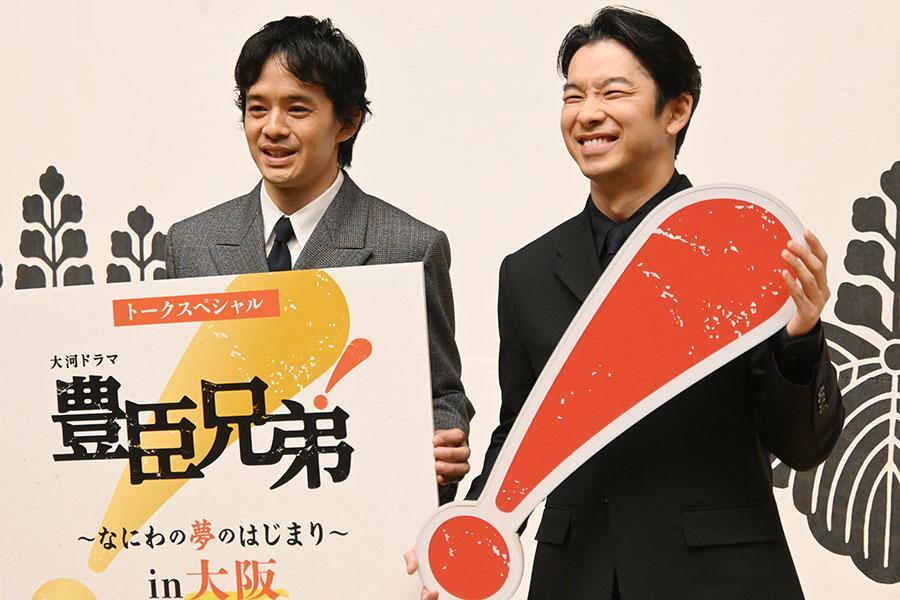 『豊臣兄弟！』イベント後の囲み会見にて。終始、仲睦まじい様子だった仲野太賀（右）と池松壮亮（1月10日・NHK大阪放送局）