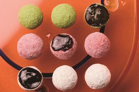 「パティスリー・サダハル・アオキ・パリ」のトリュフ オ フリュイ バーズ デュ コンフィチュール カルイザワ（９粒入り３６７２円）は「阪急うめだ本店」限定