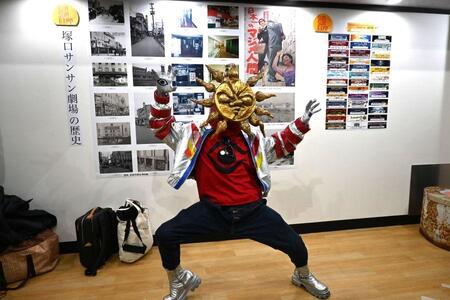 　開催中の『ＳＵＮＳＵＮ ＥＸＰＯ』の展示をバックに記念撮影、映画上映以外にもこんなイベントやってたんだ？とびっくりするかも