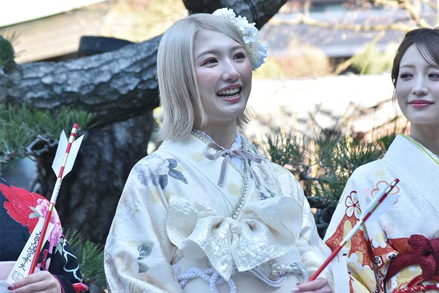 今年成人を迎えたメンバーがＡＫＢ４８のデビュー年に生まれたこともあり「私たちはＮＭＢであり、ＡＫＢ４８世代」と語った塩