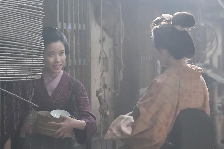 『ばけばけ』第７１回より。幼馴染み・サワ（写真左、円井わん）と話すトキ（写真右、高石あかり）（Ｃ）ＮＨＫ