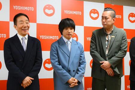 　左から「上方漫才協会大賞」会長の中田カウス、大賞のエバース