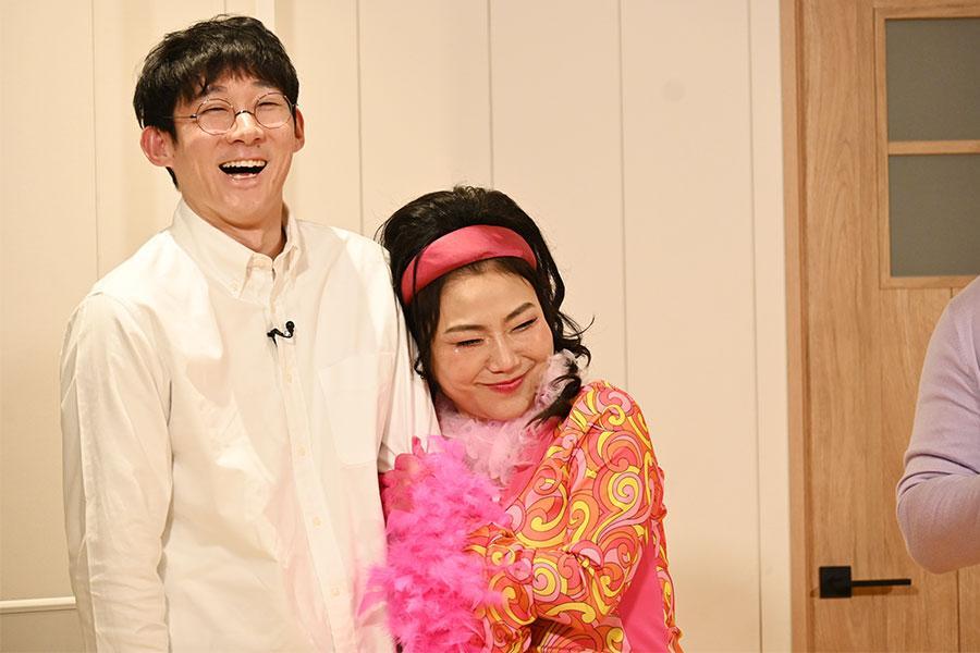 　オープンハウスの会見に登場したロングコートダディの堂前透、吉本新喜劇の島田珠代（１月１３日 Ｌｍａｇａ.ｊｐ撮影）