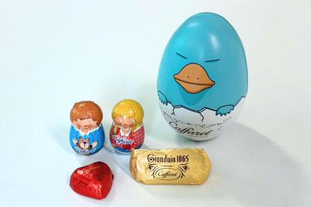 JR西日本×カファレル「カモノハシのイコちゃん×カファレル エッグ缶（2026）」（1296円）