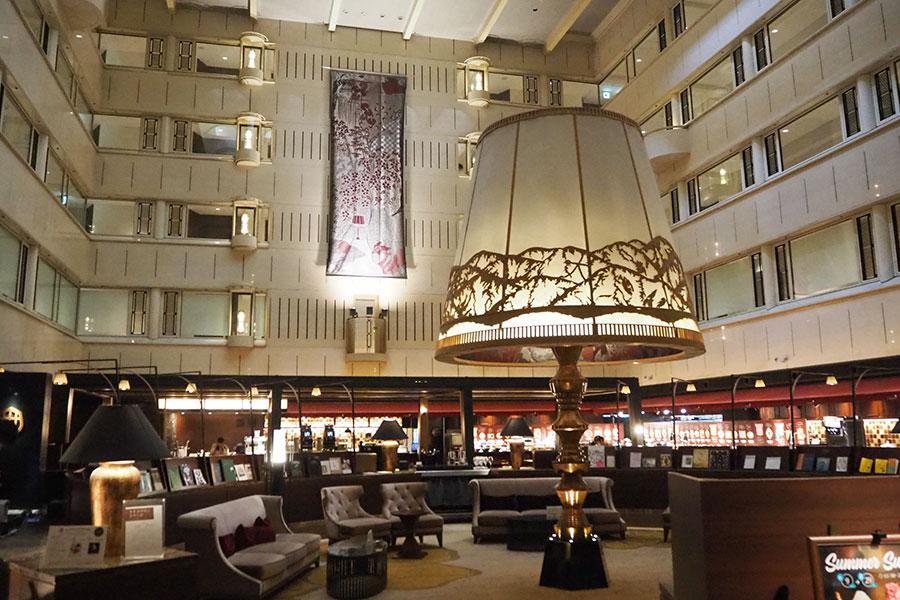 　「京都センチュリーホテル」（京都市下京区）の２階ロビーにあるシンボル「かんじんの京灯り」（２０２５年６月／Ｌｍａｇａ.ｊｐ撮影）