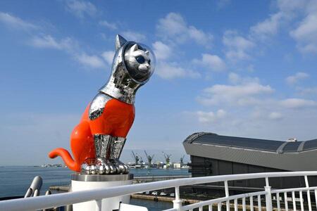 　神戸港停泊時には「ＳＨＩＰ’Ｓ ＣＡＴ (Ｂｏａｒｄｉｎｇ)」とジーライオンアリーナが共演（Ｌｍａｇａ.ｊｐ編集部撮影）