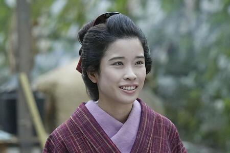 　『ばけばけ』第７４回より。トキと住む世界が変わってしまい、複雑な表情の幼馴染み・サワ（円井わん）　©ＮＨＫ