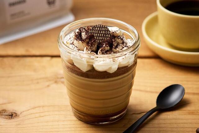 　「モロゾフ」の香るコーヒープリンパフェ（オニバスコーヒー使用、６４８円）