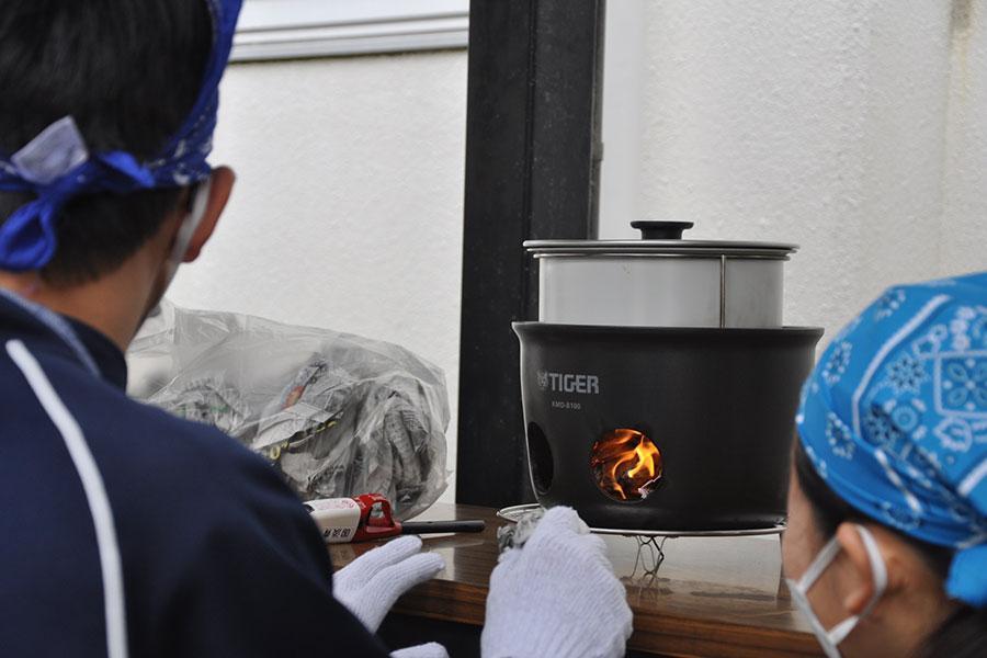 　１月１７日『ひょうご安全の日のつどい』で炊飯体験をおこなう、炊飯器「魔法のかまどごはん」