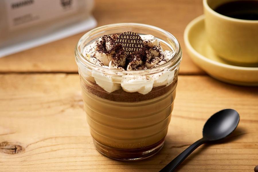 　「モロゾフ」の香るコーヒープリンパフェ（オニバスコーヒー使用、６４８円）