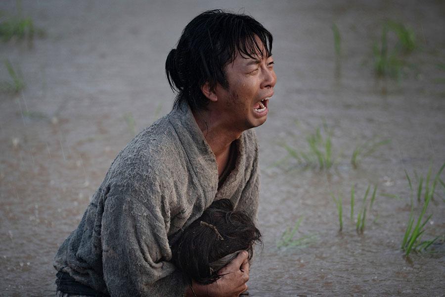 　『豊臣兄弟！』第２回より。亡くなった村仲間・信吉の首を抱えて、慟哭する小一郎（のちの豊臣秀長／仲野太賀）©ＮＨＫ