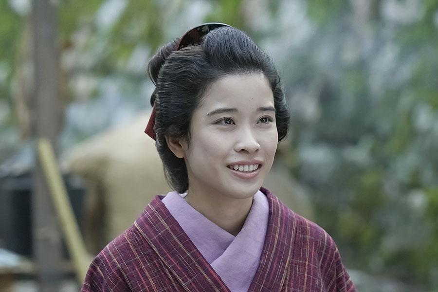 　『ばけばけ』第７４回より。トキと住む世界が変わってしまい、複雑な表情の幼馴染み・サワ（円井わん）　©ＮＨＫ